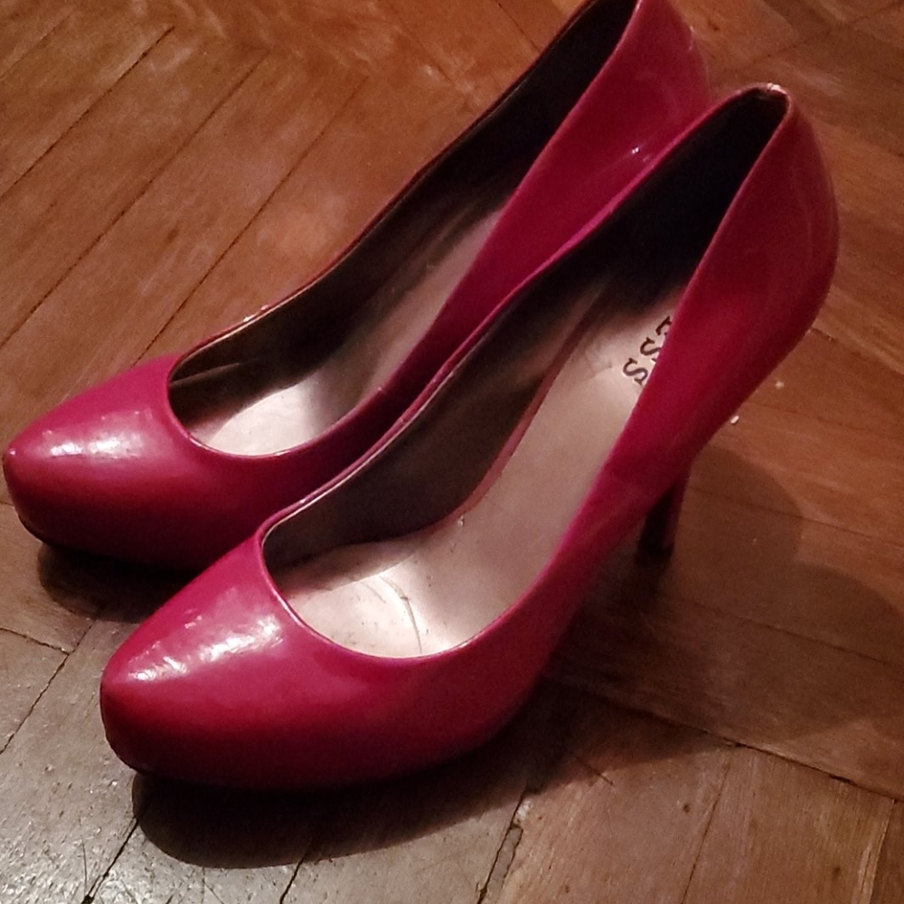 Guess 9.5 red pumps